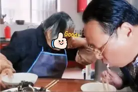母亲用刚擦完鼻涕的手，给儿子拿食物，儿子笑的很无奈图片