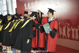 边吃席边毕业！戒指、饭票、印章……这样的毕业礼物我也想要→图片