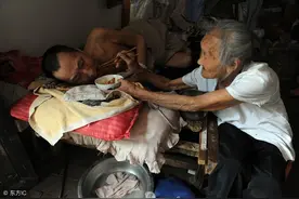 2013年，安徽98岁母亲照顾瘫痪儿子40年，临终遗言感动在场所有人图片