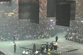 香港男团演唱会突发意外，空中大屏掉落，两位舞者被砸倒地不起图片