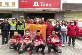 ■图说新闻 快递小哥的别样“五四”图片