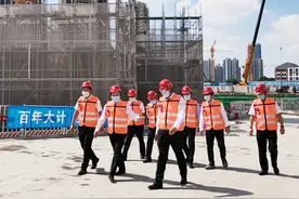 中建八局领导班子带班检查重点项目并看望慰问一线建设者图片