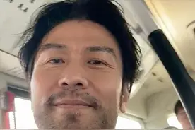 陷同性绯闻！香港男星在北京坐公交无人认识，55岁仍渴望生小孩图片