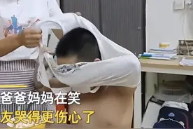 男孩在学校被女生打哭，衣服被撕破，回家爸爸大笑不止：咱不丢人图片