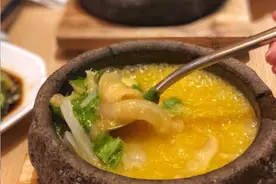 鱼翅配米饭被服务员嘲笑“农民”：你没见过世面的样子真丑！图片