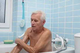 冬天多久洗一次澡比较好？为了健康，老年人洗澡，还要做好这3事图片