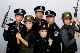 “白衬衣”警察是什么身份？说了别不信，公安局长都不一定够格穿图片