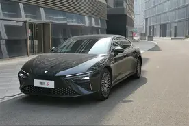 回头率爆表！闹市试驾哪吒S：20万级最吸引人的轿跑图片