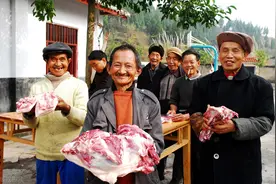 70年代腊月二十五生产队里杀年猪分完肉，猪头下水哪去了图片