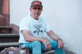 讲真，这是最适合六七十岁男人的打扮：T恤+牛仔裤，谁见都夸年轻图片