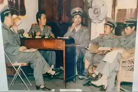 80年代，5个穿高跟鞋的大老爷们，他们谈笑风生，毫不尴尬图片