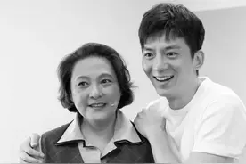 张芝华儿子：眉眼酷似郭凯敏 却与继父更亲 如今37岁 已成母亲骄傲？图片