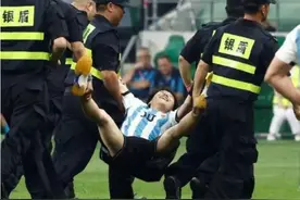 小伙冲进场拥抱梅西被保安抬走 表情亮了图片