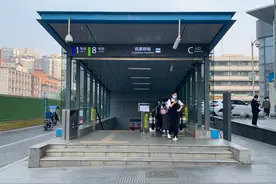 因施工改造，成都地铁 1、8号线倪家桥站C口将于3月18日运营结束后关闭，请各位乘客根据需求选择其他出入口图片