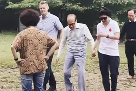 93岁李嘉诚罕见现身，和周凯旋十指紧扣游玩！外国保镖颜值抢镜图片