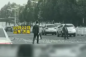 男子穿西装帮忙捡水果，网友：你穿西服的样子真帅图片