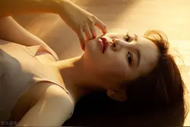 女生在微信朋友圈发自拍照片，这样评论，让她心痒难耐图片