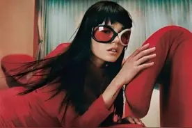 拍摄时尚与性感的摄影嬉皮士，对构图和光线的敏锐洞察力图片