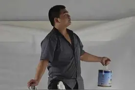 高手在民间，牛人发明纸片一样的折叠梯子，折叠起来只有靠垫大小图片