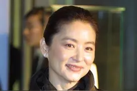 林青霞优雅了一辈子，穿黑裙配皮草魅力十足，老了也是高级贵妇图片