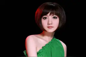 曾经的央视宠儿，蒋大为的“女儿”，蒋小涵与发小结婚幸福美满图片