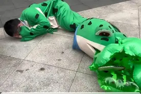 男孩扮“卖崽青蛙”补贴家用，被保安暴力殴打，谁的生活容易呢？图片