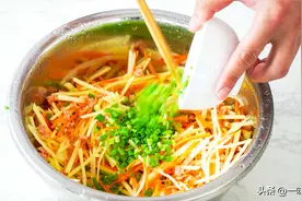 早餐不知道吃什么？土豆这样做简单快速，焦香酥脆，比肉还香图片