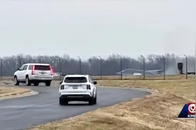 美军B2隐身轰炸机坠毁，现场照曝光！机身趴在跑道上，冒出浓烟图片