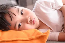 高一的孩子天天在家里躺着，不愿意上学怎么办？图片