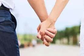 两性交往，女人默许你做以下3件事，是在等你主动追她了图片