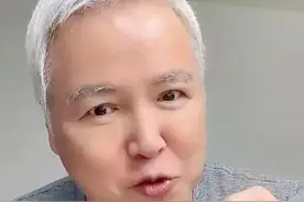 63岁林瑞阳罕见露面，长相越来越怪异，白头发白眉毛没有一根胡子图片