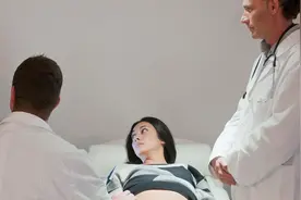 产检时医生说“少指”，孕妇坚持生下来，全家看到宝宝后又喜又愁图片