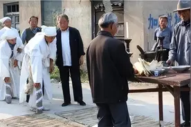 在农村葬礼上，孝子们为什么要手拿一根孝杖，孝杖又是做什么用的图片
