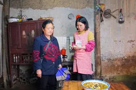 把旧衣服送给婆婆，她说：我儿媳妇对我太好了图片