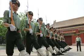 最帅升旗手张自轩转业后，现状十分罕见，如今他后悔了图片