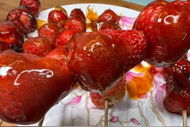 喜欢吃草莓试试这种做法，酸甜可口，开胃解腻，三串都不够吃呢图片