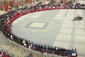 山东一村拍摄2200人全家福，摄影师：洗照片最短也得三米图片