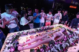 侃爷生日让全裸女模特当餐盘，寿司放身上享用，9岁女儿也在场图片