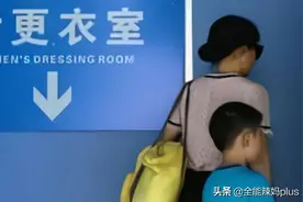 妈妈带6岁儿子洗澡，进女浴室惹争议：是孩子太小还是家长无知？图片