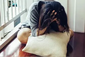 潜意识里自卑的人，有这3种表现，与原生家庭有关图片