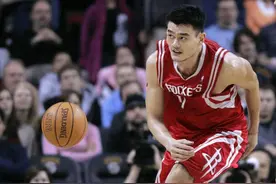 从NBA退役后还能领钱！大致一年11.7万，巴特尔7万，那姚明阿联呢图片