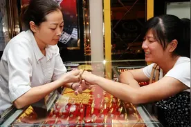 花100万买的金条涨至150万，银行不愿收，金店也只出90万，为什么图片