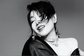 51岁闫妮与女儿拍大片，穿深V短裙露白嫩锁骨，女儿秀美背太惊艳图片