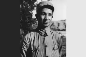 1942年新四军开高级干部会议，粟裕收到两盒烟后下令：把人追回来图片