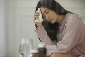 女孩总是习惯性夹腿，是怎么回事？私处会有变化？听医生分析图片
