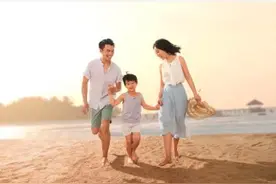丈夫连续几个月不碰妻子，妻子查了丈夫的聊天记录后，火速报警图片