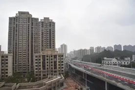 赣州一高架桥上钢板昼夜“轰隆隆”附近住户直呼被逼疯图片
