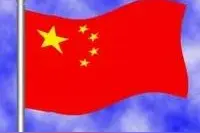 小学生对国旗敬礼，城管将国旗扔到地上踏一脚，大人还不如小孩子图片