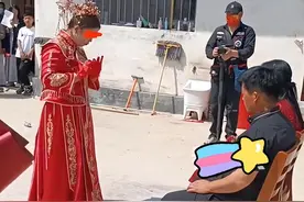 新娘给父母跳舞表示感谢，陶醉其中无法自拔，父母尴尬不敢抬头图片