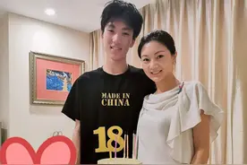 张艺谋次子成人礼，西服肥大打扮太敷衍，娇妻礼服配珠宝好隆重图片